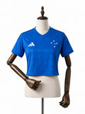 Cropped Cruzeiro 2026 frente manequim madeira fundo branco