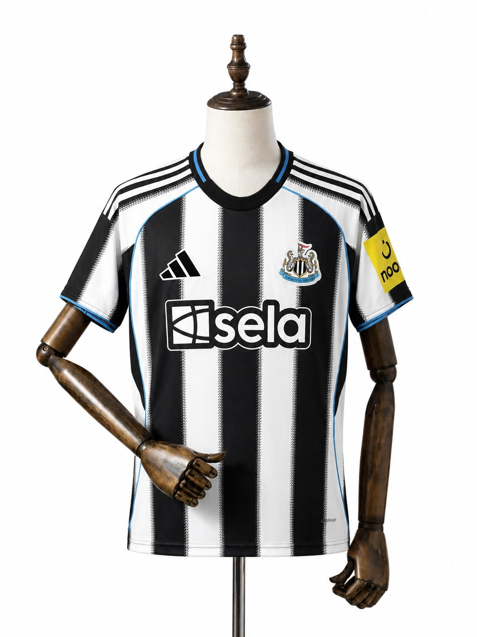 Camisa Newcastle United - 1º Uniforme Torcedor 2025/26 frente manequim fundo branco