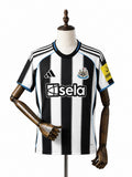 Camisa Newcastle United - 1º Uniforme Torcedor 2025/26 frente manequim fundo branco