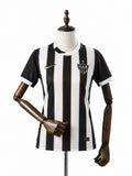 Camisa Feminina Atletico-MG 2026 frente manequim madeira fundo branco