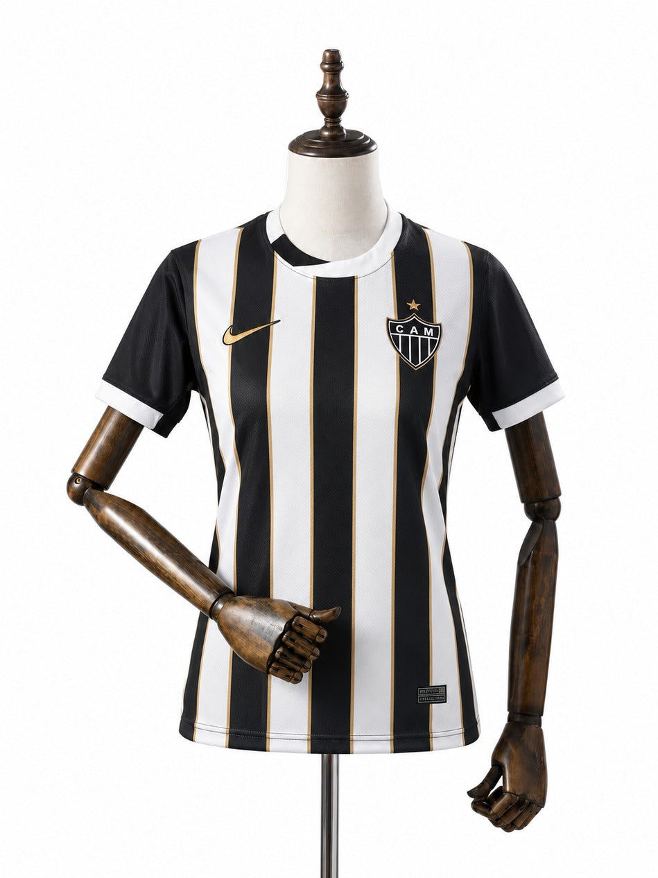 Camisa Feminina Atletico-MG 2026 frente manequim madeira fundo branco