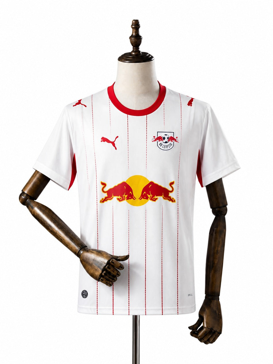 Camisa RB Leipzig - 1º Uniforme Torcedor 2026/27 frente manequim fundo branco