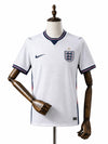 Camisa Inglaterra 2026 frente manequim madeira fundo branco