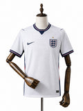 Camisa Inglaterra 2026 frente manequim madeira fundo branco