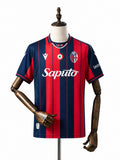 Camisa Bologna - 1º Uniforme Torcedor 2026/27 frente manequim fundo branco
