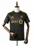 Camisa Los Angeles FC - 1º Uniforme Torcedor 2026 frente manequim fundo branco