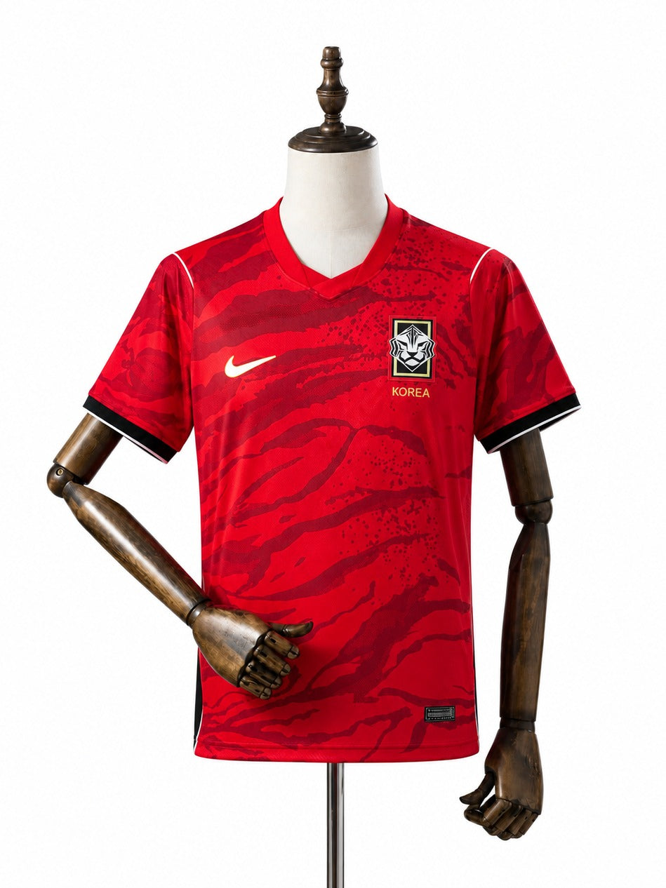 Camisa Seleção Coreia do Sul - 1º Uniforme Torcedor 2026 frente manequim fundo branco