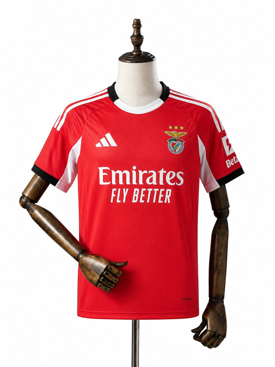 Camisa Benfica - 1º Uniforme Torcedor 2025/26 frente manequim fundo branco