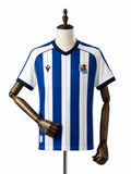 Camisa Real Sociedad - 1º Uniforme Torcedor 2025/26 frente manequim fundo branco