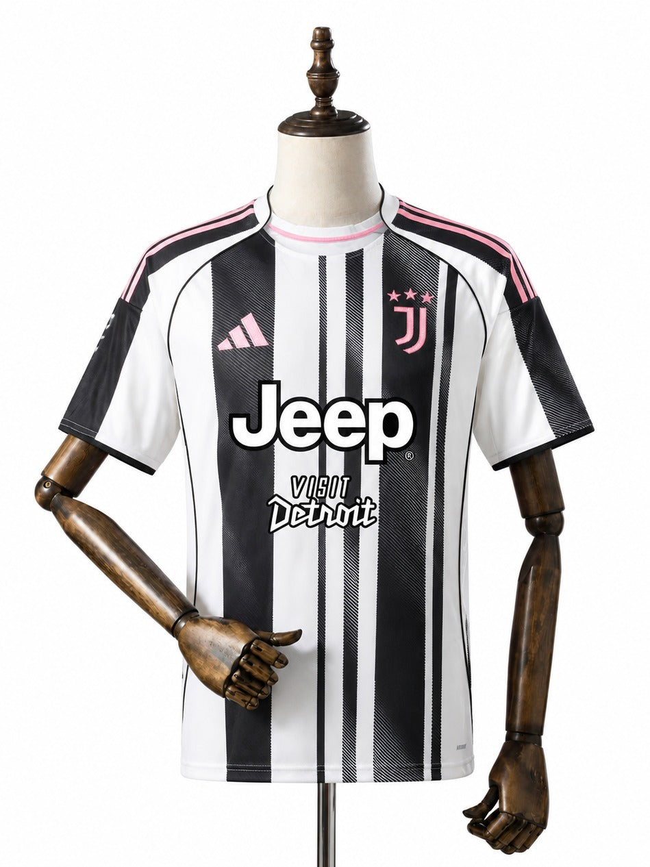 Camisa Juventus - 1º Uniforme Torcedor 2025/26 frente manequim fundo branco