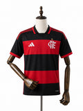 Camisa Flamengo 2026 frente manequim madeira fundo branco
