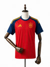 Camisa Espanha 2026 frente manequim madeira fundo branco