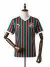 Camisa Fluminense 2026 frente manequim madeira fundo branco