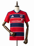 Camisa FC Dallas - 1º Uniforme Torcedor 2026 frente manequim fundo branco