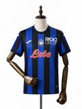 Camisa Atalanta - 1º Uniforme Torcedor 2024/25 frente manequim fundo branco