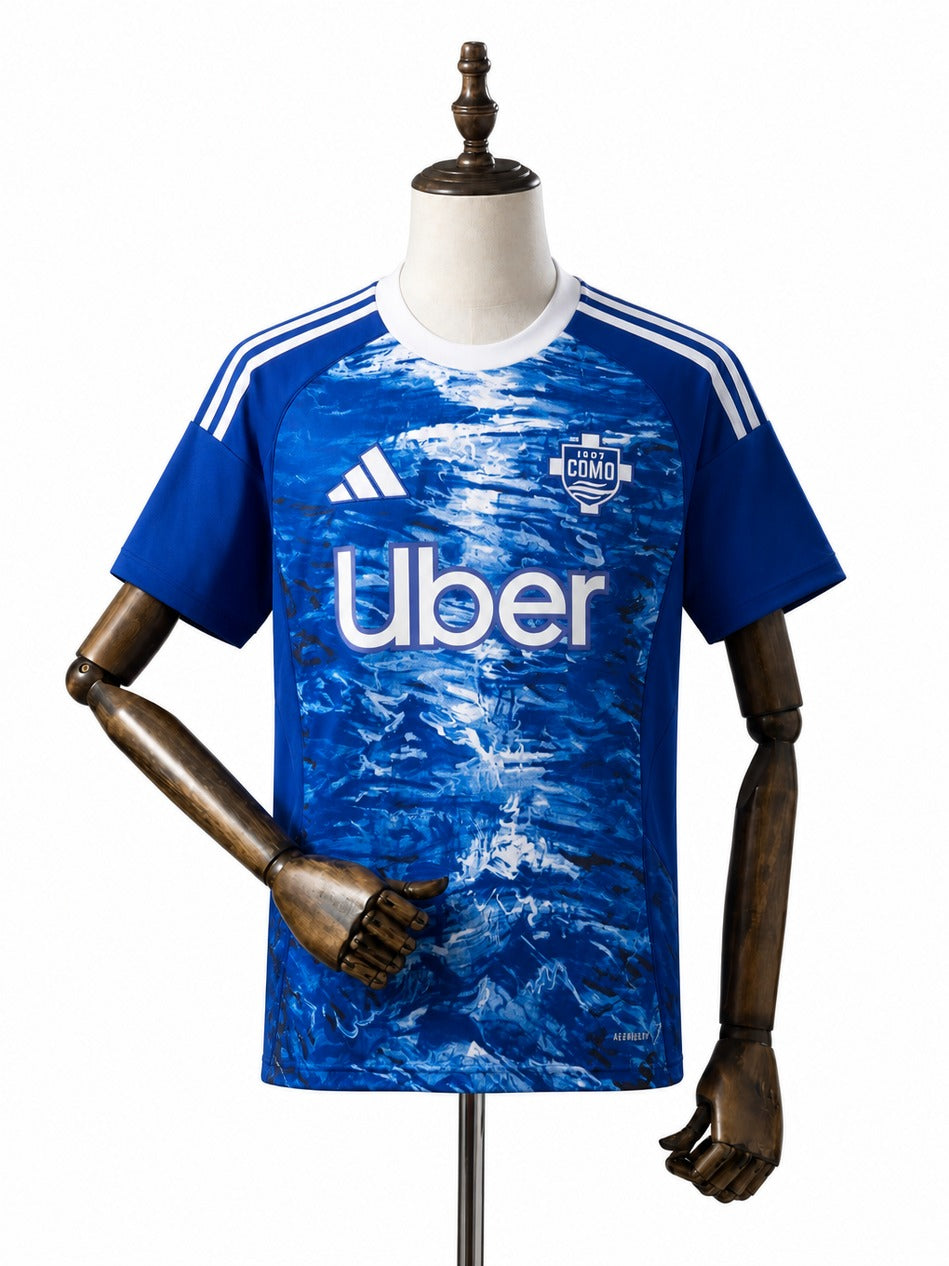 Camisa Como 1907 - 1º Uniforme Torcedor 2025/26 frente manequim fundo branco