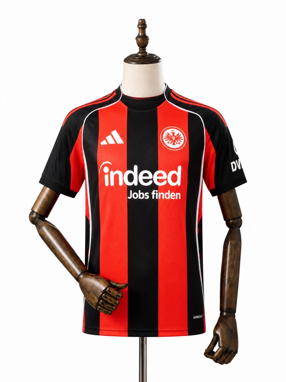 Camisa Eintracht Frankfurt - 1º Uniforme Torcedor 2025/2026 frente manequim fundo branco