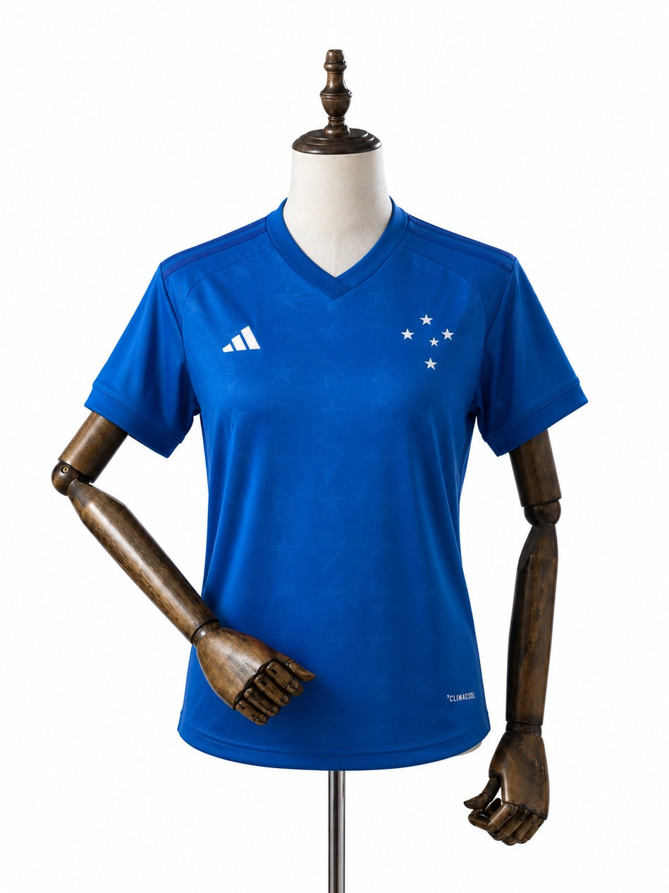 Camisa Feminina Cruzeiro 2026 frente manequim madeira fundo branco