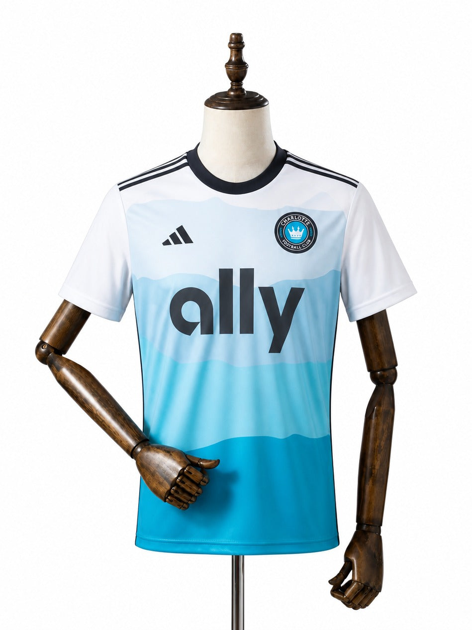Camisa Charlotte - 1º Uniforme Torcedor 2025 frente manequim fundo branco