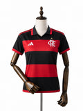 Camisa Feminina Flamengo 2026 frente manequim madeira fundo branco