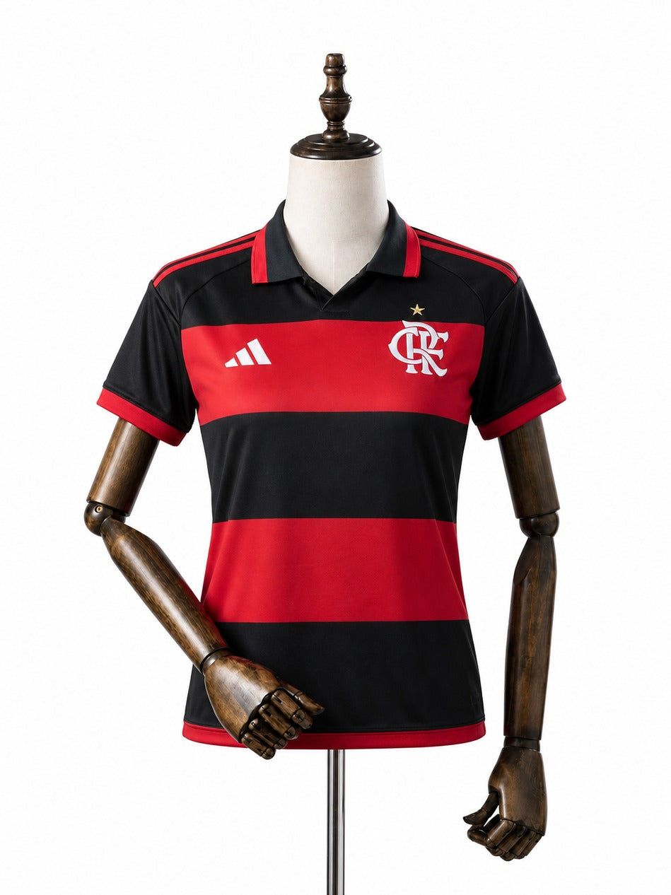 Camisa Feminina Flamengo 2026 frente manequim madeira fundo branco