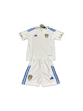 Camisa 2025-26 Leeds United Home Infantil frente fundo branco