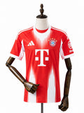 Camisa Bayern Munich - 1º Uniforme Torcedor 2025/26 frente manequim fundo branco