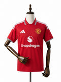 Camisa Manchester United - 1º Uniforme Torcedor 2026/27 frente manequim fundo branco