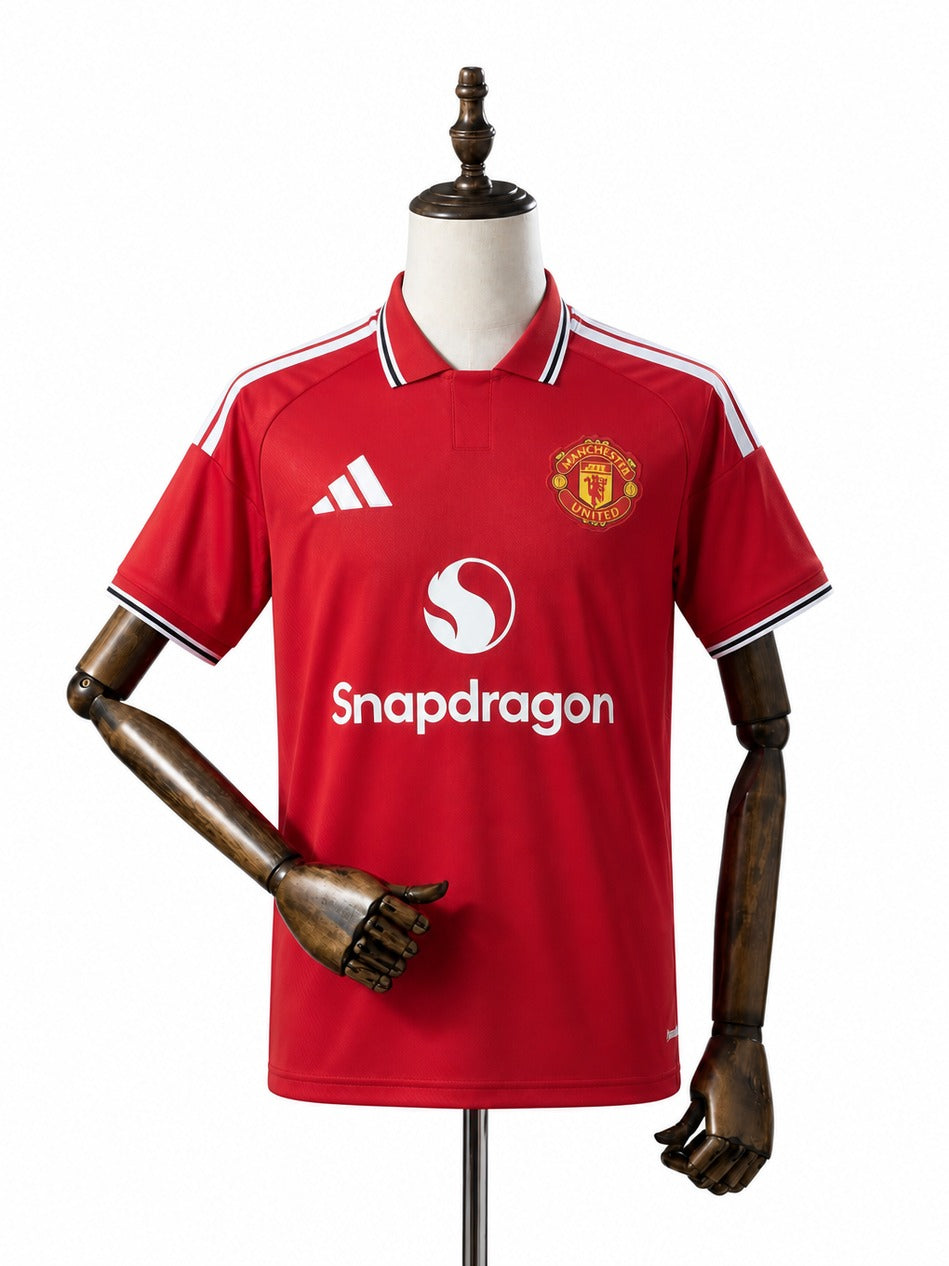 Camisa Manchester United - 1º Uniforme Torcedor 2026/27 frente manequim fundo branco