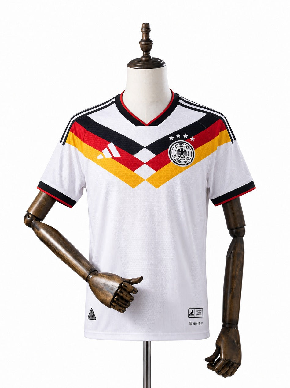 Camisa Alemanha 2026 frente manequim madeira fundo branco