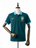 Polo Brasil 2026 frente manequim madeira fundo branco