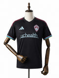 Camisa Colorado Rapids - 1º Uniforme Torcedor 2026 frente manequim fundo branco