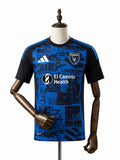 Camisa San Jose - 1º Uniforme Torcedor 2025 frente manequim fundo branco