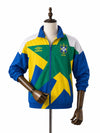 Jaqueta Corta-Vento Brasil frente manequim madeira fundo branco