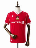 Camisa Wrexham AFC - 1º Uniforme Torcedor 2025/2026 frente manequim fundo branco