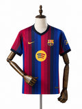 Camisa Barcelona - 1º Uniforme Torcedor 2026/27 frente manequim fundo branco
