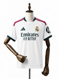Camisa Real Madrid - 1º Uniforme Torcedor 2026/27 frente manequim fundo branco