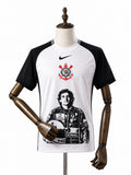 Camisa Corinthians 2025 frente manequim madeira fundo branco