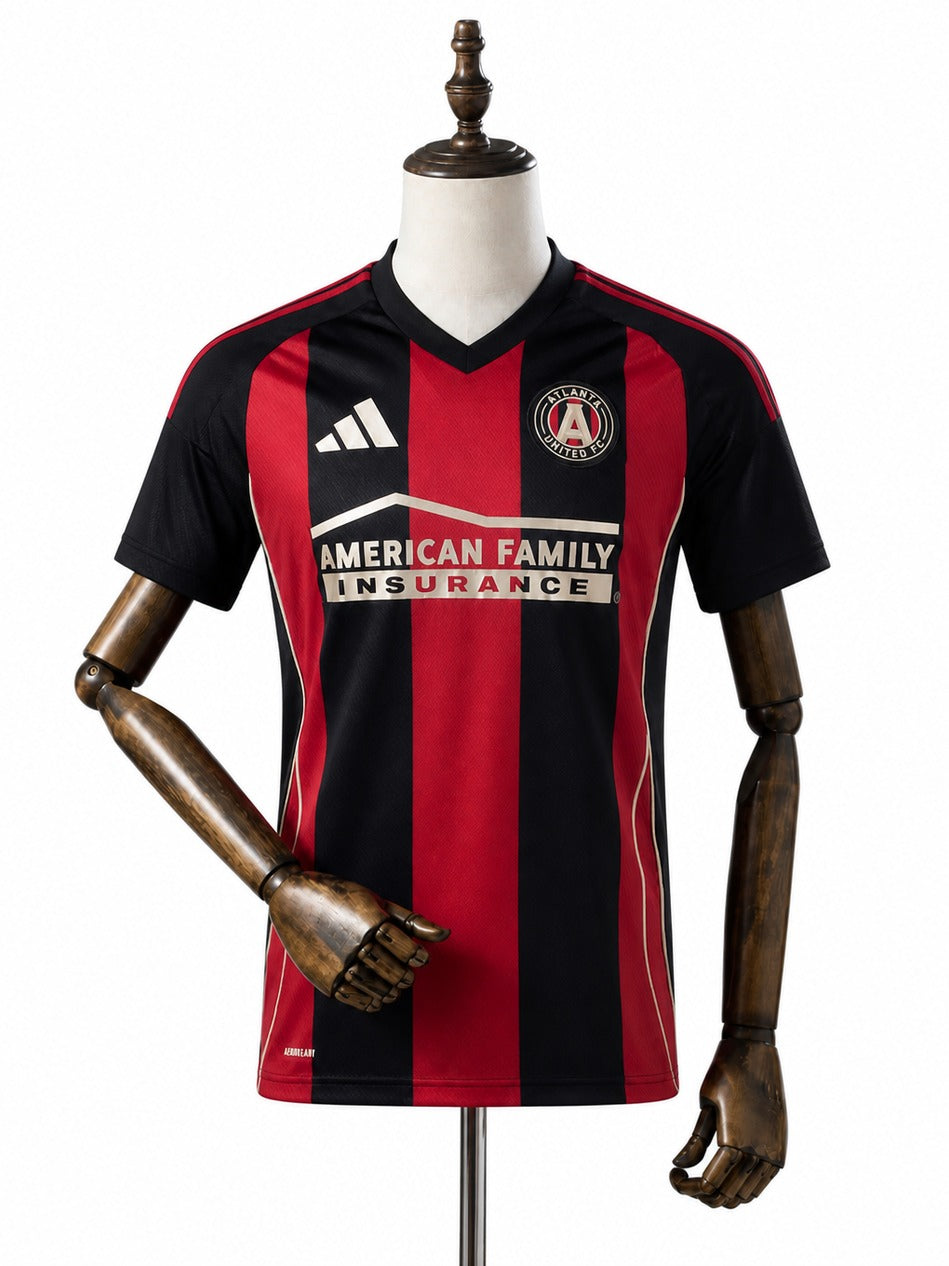 Camisa Atlanta United - 1º Uniforme Torcedor 2025 frente manequim fundo branco
