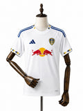 Camisa Leeds United - 1º Uniforme Torcedor 2025/26 frente manequim fundo branco