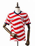 Camisa EUA Titular 2026 frente manequim madeira fundo branco
