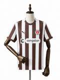 Camisa St. Pauli - 1º Uniforme Torcedor 2025/2026 frente manequim fundo branco