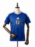 Camisa Japao Titular 2026 frente manequim madeira fundo branco