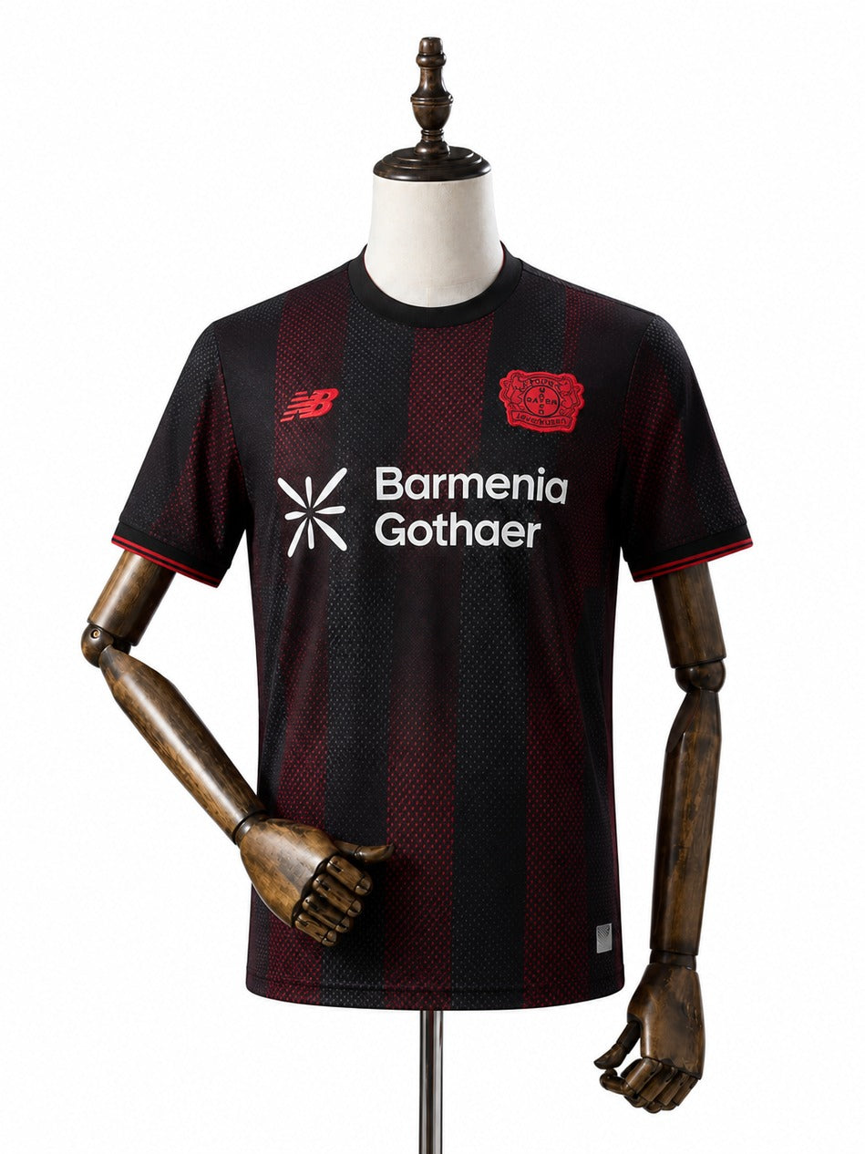 Camisa Bayer 04 Leverkusen - 1º Uniforme Torcedor 2025/2026 frente manequim fundo branco