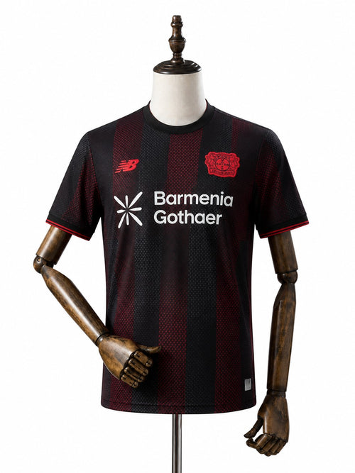 Camisa Bayer 04 Leverkusen - 1º Uniforme Torcedor 2025/2026 frente manequim fundo branco