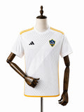 Camisa LA Galaxy - 1º Uniforme Torcedor 2025 frente manequim fundo branco