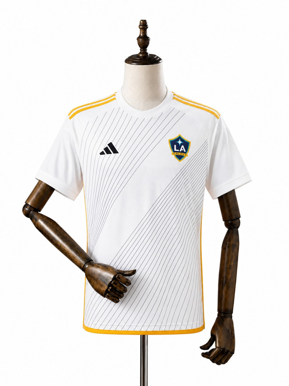 Camisa LA Galaxy - 1º Uniforme Torcedor 2025 frente manequim fundo branco