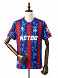 Camisa Crystal Palace - 1º Uniforme Torcedor 2024/25 frente manequim fundo branco