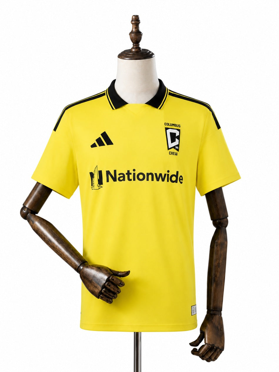 Camisa Columbus Crew - 1º Uniforme Torcedor 2026 frente manequim fundo branco