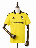 Camisa Columbus Crew - 1º Uniforme Torcedor 2026 frente manequim fundo branco